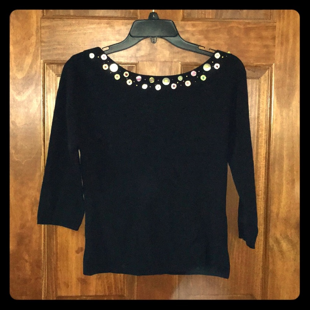 Quality 3/4 Sleeve with Decorative Button Collar